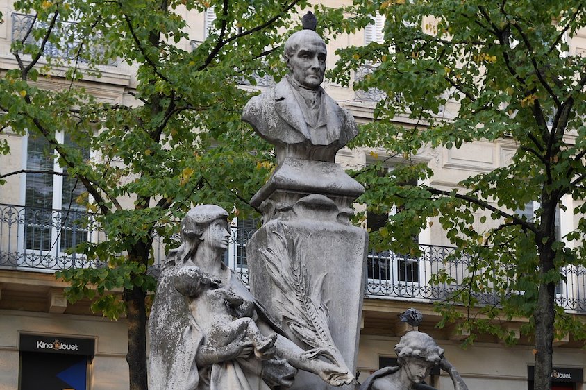 Statue d'Auguste Comte, Place de la Sorbonne